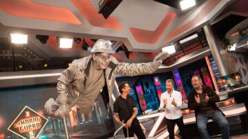 Marron dejó sin palabras a Jean Reno con un truco callejero que desafía la lógica