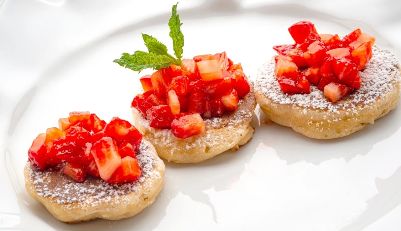 Postre fácil, rápido y delicioso de Karlos Arguiñano: tortitas de yogur con fresas