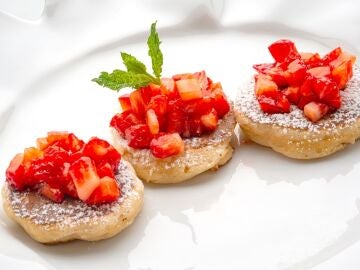 Postre fácil, rápido y delicioso de Karlos Arguiñano: tortitas de yogur con fresas