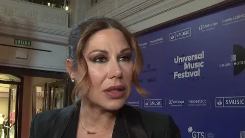 La cantante Tamara atendiendo a la prensa La cantante Tamara atendiendo a la prensa