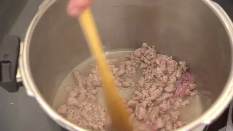 Corta la carne de cordero en trozos muy pequeños Corta la carne de cordero en trozos muy pequeños