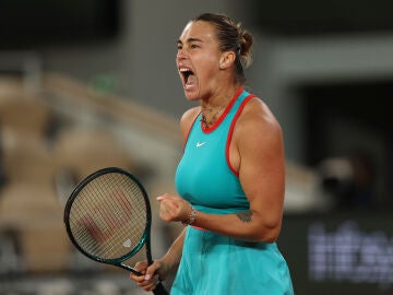 Aryna Sabalenka celebra un punto ante Iga Swiatek en Roland Garros