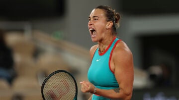 Aryna Sabalenka celebra un punto ante Iga Swiatek en Roland Garros