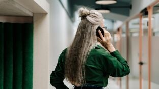 Imagen de archivo de una mujer hablando por tel&eacute;fono.
