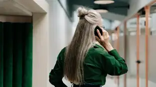 Imagen de archivo de una mujer hablando por teléfono. Imagen de archivo de una mujer hablando por teléfono.