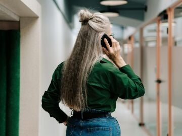 Imagen de archivo de una mujer hablando por teléfono. Imagen de archivo de una mujer hablando por teléfono.