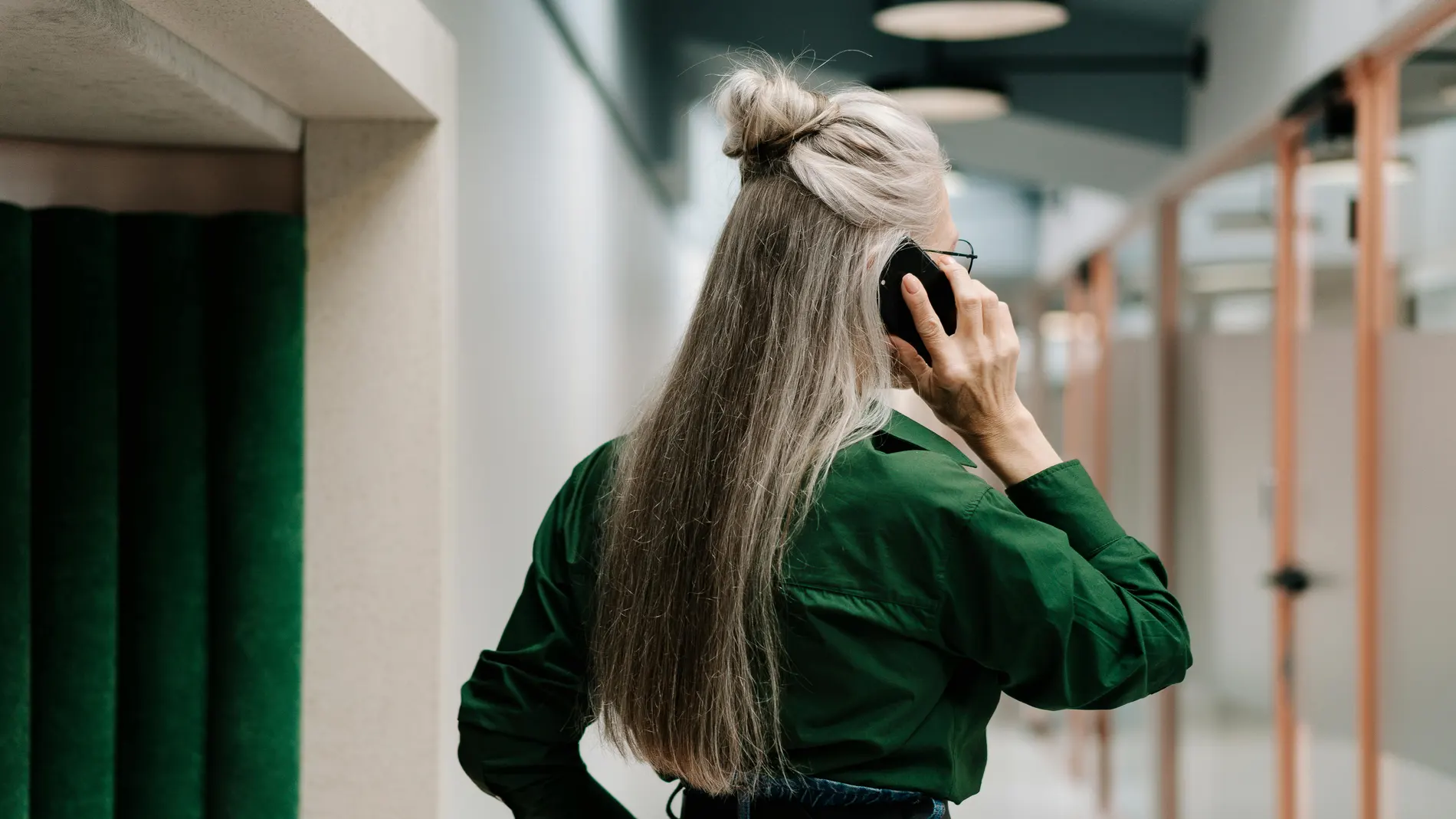 Imagen de archivo de una mujer hablando por teléfono. Imagen de archivo de una mujer hablando por teléfono.