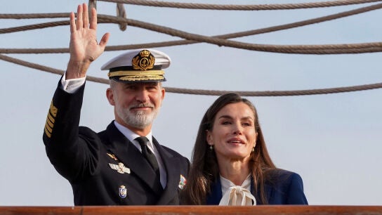 Imagen de los reyes Felipe y Letizia saludando al p&uacute;blico