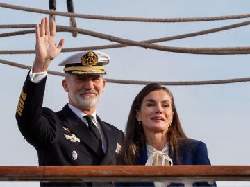 Imagen de los reyes Felipe y Letizia saludando al público