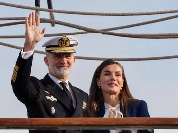 Imagen de los reyes Felipe y Letizia saludando al público Imagen de los reyes Felipe y Letizia saludando al público