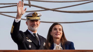 Imagen de los reyes Felipe y Letizia saludando al público
