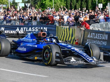 Carlos Sainz conduciendo su Williams por las calles de Madrid