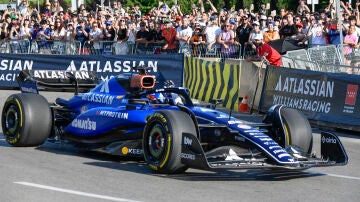 Carlos Sainz conduciendo su Williams por las calles de Madrid