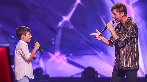 Kenzo y David Bisbal en La Voz Kids Kenzo y David Bisbal en La Voz Kids