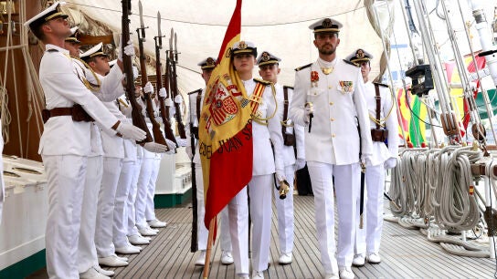 La princesa Leonor de Borb&oacute;n (c), participa durante el acto de Jura de Bandera a bordo del Buque-Escuela Juan Sebasti&aacute;n de Elcano