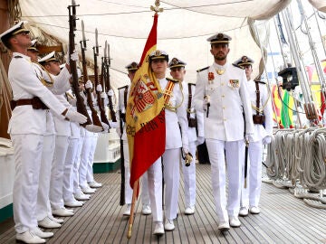 La princesa Leonor de Borbón (c), participa durante el acto de Jura de Bandera a bordo del Buque-Escuela Juan Sebastián de Elcano