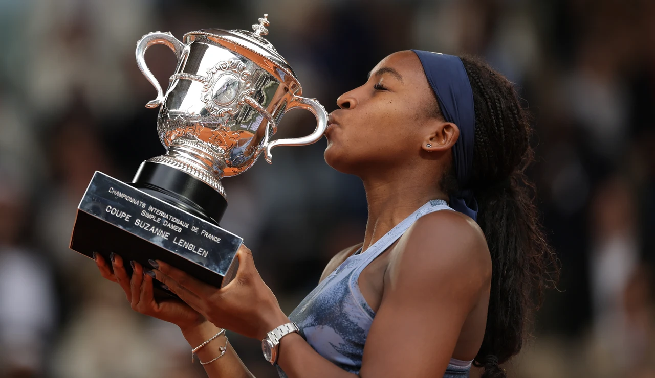 Coco Gauff besa el trofeo de Roland Garros