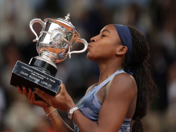 Coco Gauff besa el trofeo de Roland Garros