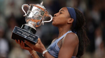 Coco Gauff besa el trofeo de Roland Garros