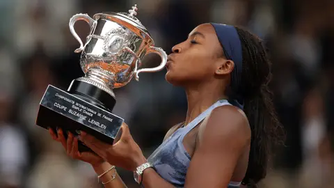 Coco Gauff besa el trofeo de Roland Garros Coco Gauff besa el trofeo de Roland Garros
