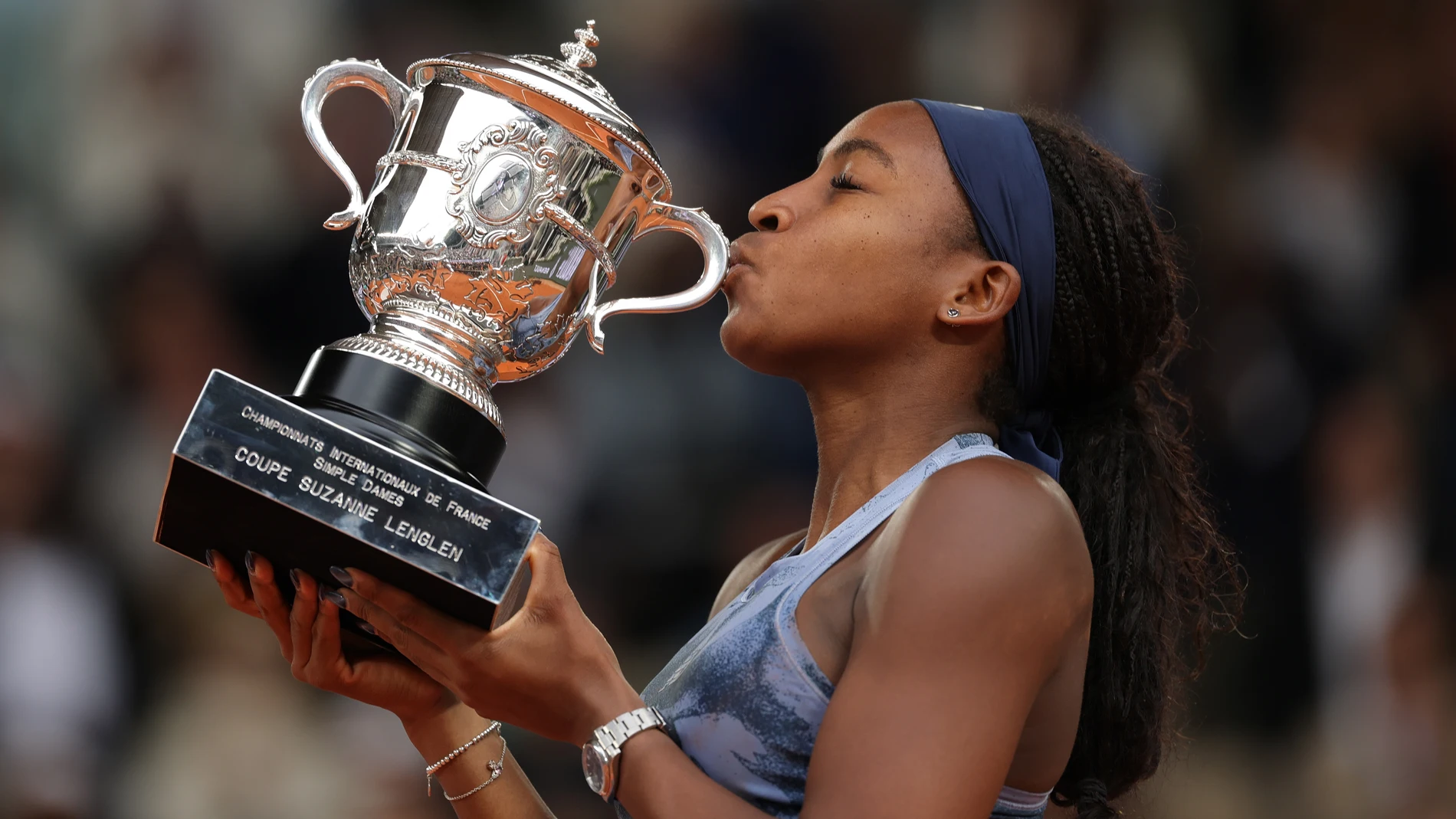 Coco Gauff besa el trofeo de Roland Garros Coco Gauff besa el trofeo de Roland Garros