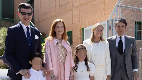 Daniel San Martín, Olivia de Borbón, Fiona Ferrer y Julián Porras en la comunión de su hija Daniel San Martín, Olivia de Borbón, Fiona Ferrer y Julián Porras en la comunión de su hija