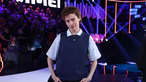 Jean-Baptiste Maunier, el verdadero chico del coro, reacciona a la imitación de Melani: “Fue muy emotivo, y también un poco desconcertante” Melani, como Jean-Baptiste Maunier en Tu cara me suena