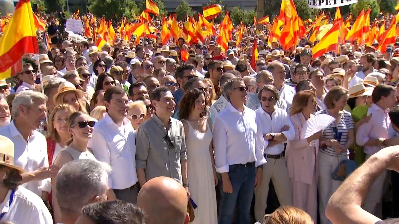 Feijóo, en la manifestación de Madrid, pide elecciones a Sánchez: 