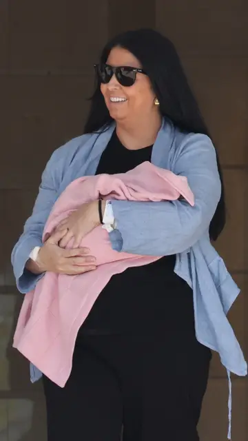Sara Verdasco con su tercera hija en brazos Sara Verdasco con su tercera hija en brazos
