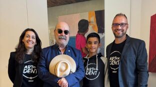 Imagen de Resines junto a Hugo y sus padres.