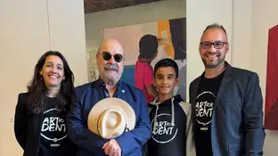 Imagen de Resines junto a Hugo y sus padres. Imagen de Resines junto a Hugo y sus padres.