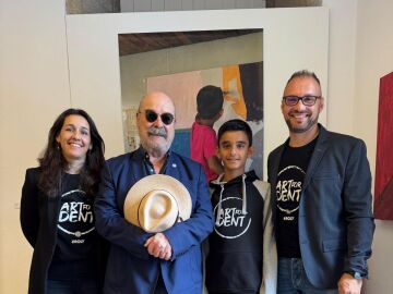 Imagen de Resines junto a Hugo y sus padres.
