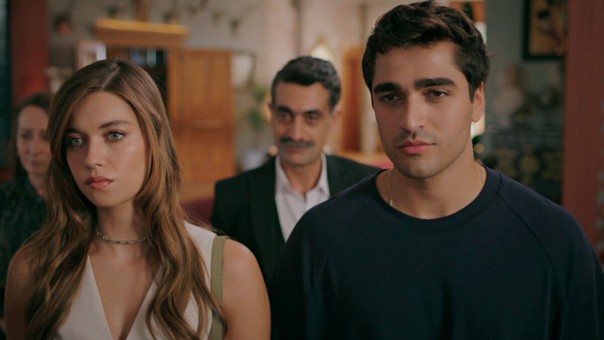 Ferit impone su voluntad y lleva a la familia de Seyran a vivir con los  Korhan