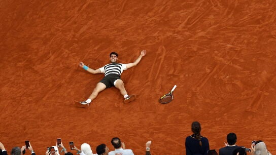 Alcaraz celebra su victoria en la final de Roland Garros tras m&aacute;s de 5:30 de partido ante Sinner