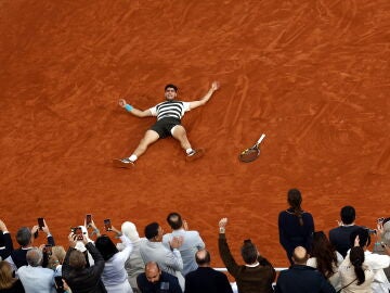 Alcaraz celebra su victoria en la final de Roland Garros tras más de 5:30 de partido ante Sinner