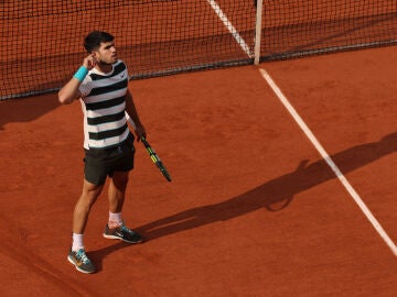 Carlos Alcaraz celebra un punto en la final de Roland Garros 2025