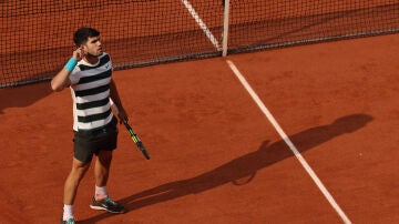 Carlos Alcaraz celebra un punto en la final de Roland Garros 2025