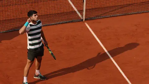 Carlos Alcaraz celebra un punto en la final de Roland Garros 2025 Carlos Alcaraz celebra un punto en la final de Roland Garros 2025