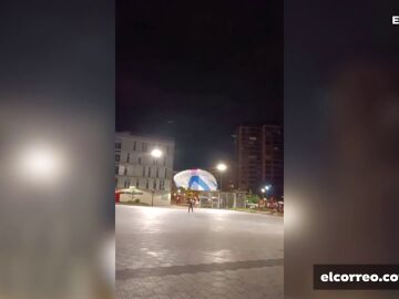 Un paracaidista sorprende a Bilbao con un aterrizaje nocturno en el corazón de la ciudad