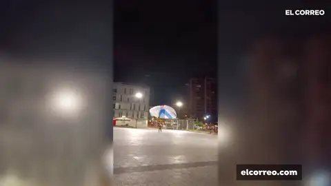 Un paracaidista sorprende a Bilbao con un aterrizaje nocturno en el corazón de la ciudad Un paracaidista sorprende a Bilbao con un aterrizaje nocturno en el corazón de la ciudad