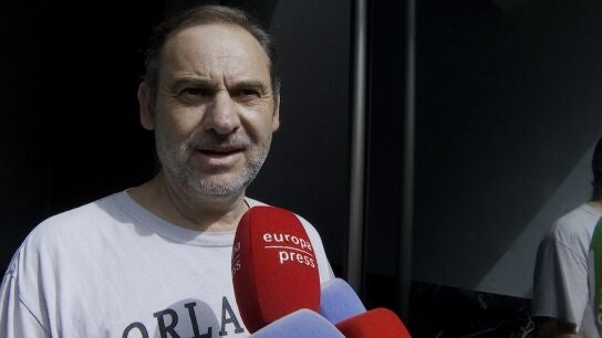 Jos&eacute; Luis &Aacute;balos atiende a la prensa tras el registro de la UCO en su domicilio