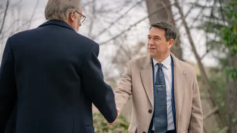 Damián conoce a su sobrino Gabriel, quien se muestra interesado en conocer a la familia de la Reina Damián conoce a su sobrino Gabriel, quien se muestra interesado en conocer a la familia de la Reina