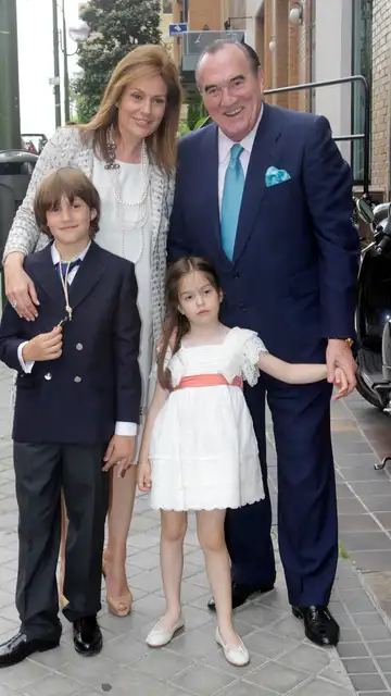 Nuria González y Fernández Tapias con sus hijos de pequeños Nuria González y Fernández Tapias con sus hijos de pequeños