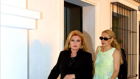 Roc&iacute;o Jurado y Rosa Benito paseando juntas