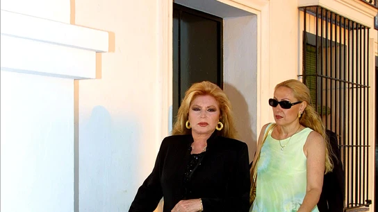 Rocío Jurado y Rosa Benito paseando juntas Rocío Jurado y Rosa Benito paseando juntas