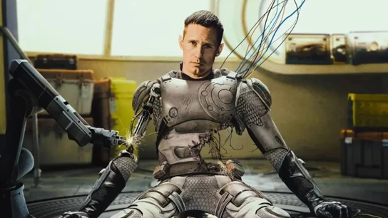 Alexander Skarsgård en Murderbot Alexander Skarsgård en Murderbot