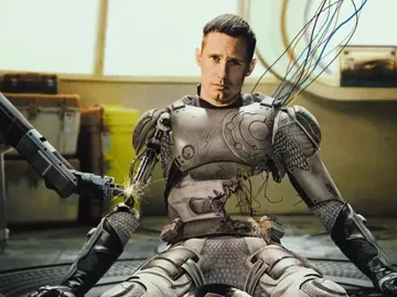 Alexander Skarsgård en Murderbot Alexander Skarsgård en Murderbot