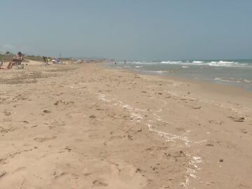 Cerrados al baño 10 kilómetros de playas. Cerrados al baño 10 kilómetros de playas.