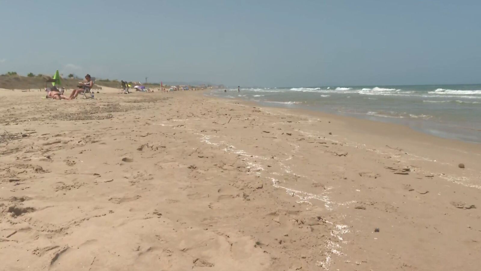 Prohíben el baño de 10 kilómetros de playa en el sur de Valencia por un vertido que podría ser tóxico