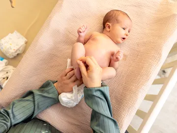 Cambio de pañal de un bebé Cambio de pañal de un bebé
